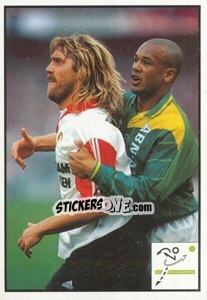 Sticker John de Wolf vs Ruud Brood - Voetbal 1993-1994 - Panini