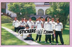 Sticker Azzurri nel giardino dell'hotel - Calciatori 1985-1986 n. 320 - Panini