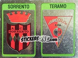 Sticker Scudetto Sorrento / Teramo - Calciatori 1986-1987 n. 553 - Panini
