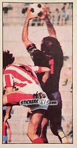 Sticker Falli e scorrettezze: «carica» al portiere - Calciatori 1974-1975 n. 355 - Panini