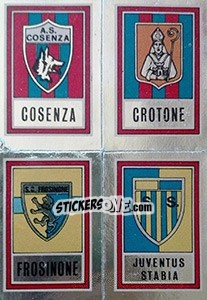 Sticker Scudetto Cosenza / Crotone / Frosinone / Juventus Stabia - Calciatori 1973-1974 n. 587 - Panini
