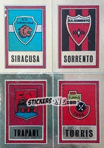 Sticker Scudetto Siracusa / Sorrento / Trapani / Turris - Calciatori 1973-1974 n. 590 - Panini