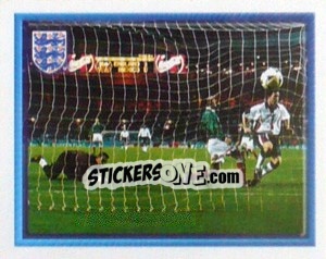 Figurina Robbie Fowler scores (vs Mexico Friendly) - England 1998 - Merlin