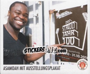 Sticker Gerald Asamoah mit Ausstellungsplakat - St. Pauli 2010-2011 - Panini