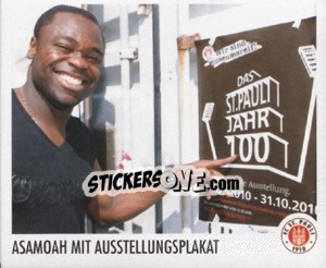 Cromo Gerald Asamoah mit Ausstellungsplakat - St. Pauli 2010-2011 - Panini