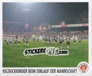 Sticker Kiezkickkinder beim Einlauf der Mannschaft