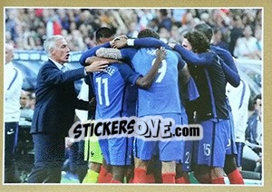 Sticker Didier Deschamps congratule un buteur - Team France 2018. Fiers d'être Bleus n. 10 - Panini