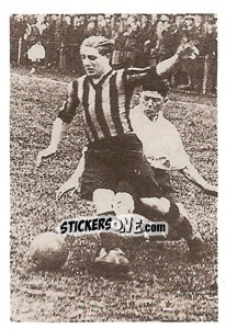 Sticker Una bella immagine di un contrasto di gioco - Inter Story Dal 1908 Al 1930 n. 31 - Masters Edizioni