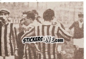Sticker Si ristora durante l'intervallo del derby (Puzzle) - Inter Story Dal 1908 Al 1930 n. 76 - Masters Edizioni