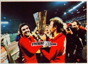 Sticker Hölzenbein / Schaub Mit Pokal - Fussball 1980-1981 n. 59 - Bergmann