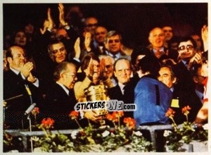 Sticker DFB-Präsident Hermann Neuberger / Jörg Daniel mit Pokal / Bundespräsident Karl Carstens - Fussball 1980-1981 n. 71 - Bergmann