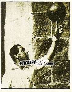 Sticker Giampiero Combi giocoliere - La Storia della Juve n. 7 - Masters Edizioni