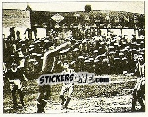 Figurina 5 novembre 1933: una fase di Juve-Fiorentina sotto la prioggia