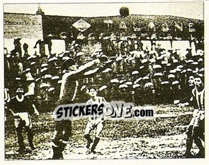 Sticker 5 novembre 1933: una fase di Juve-Fiorentina sotto la prioggia - La Storia della Juve - Masters Edizioni