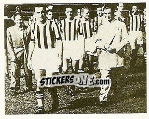 Sticker A fianco della squadra, in borghese, il  tecnico Renato Cesarini - La Storia della Juve - Masters Edizioni