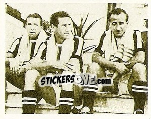 Sticker Un pezzo di futuro tra juventini che riposano - La Storia della Juve n. 49 - Masters Edizioni