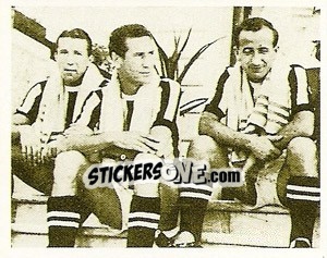 Sticker Un pezzo di futuro tra juventini che riposano - La Storia della Juve - Masters Edizioni