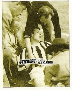 Sticker Tutti attorno all infortunato Muccinelli - La Storia della Juve - Masters Edizioni