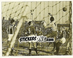 Sticker Una fase del derby piemontese Juventus-Novara - La Storia della Juve n. 64 - Masters Edizioni