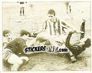 Sticker Fra Juve e Milan e sempre una bella lotta - La Storia della Juve n. 106 - Masters Edizioni