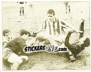 Sticker Fra Juve e Milan e sempre una bella lotta - La Storia della Juve - Masters Edizioni