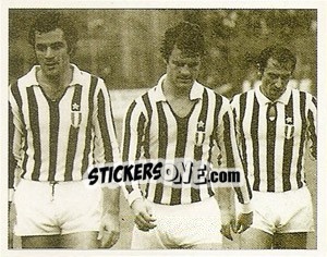 Sticker La Juve solida e intensa di questi anni disegnata sui volti di Cuccureddu, Capello e Furino - La Storia della Juve n. 168 - Masters Edizioni