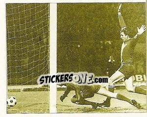 Sticker 6 aprile 1977. Coppa UEFA. Juve-AEK 4-1, il gol di Roberto Bettega - La Storia della Juve n. 184 - Masters Edizioni