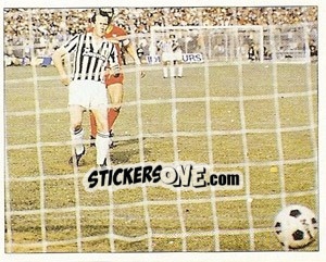 Sticker Catanzaro. Il partente Liam Brady segna il rigore-scudetto