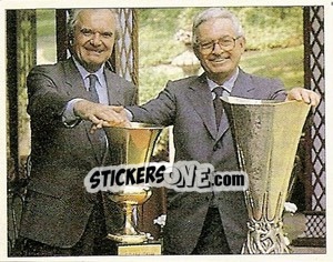 Sticker Facile e spontaneo sorridere davanti a due coppe cosi... - La Storia della Juve - Masters Edizioni