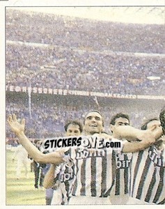 Sticker Salutato Zoff con il groppo in gola, I tifosi attendono l'ideologo della zona, Gigi Maifredi - La Storia della Juve n. 289 - Masters Edizioni
