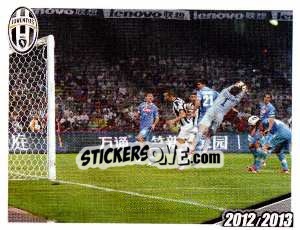 Sticker Uscita a vuoto di De Sanctis e autogol di Maggio per il 3-2 - Juventus 2012-2013 n. 96 - Footprint