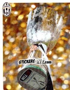 Sticker Il Capitano alza la Supercoppa al cielo di Pechino - Juventus 2012-2013 n. 99 - Footprint