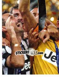 Sticker Il Capitano alza la Supercoppa al cielo di Pechino - Juventus 2012-2013 - Footprint