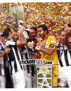 Sticker Tutta la squadra intorno alla Supercoppa - Juventus 2012-2013 n. 104 - Footprint