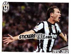 Sticker Lichtsteiner firma la prima rete in campionato, in casa contro il Parma - Juventus 2012-2013 n. 106 - Footprint