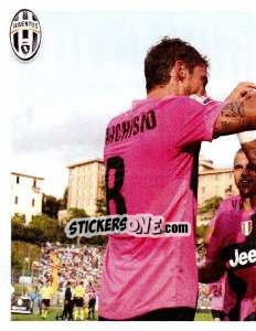 Sticker Marchisio esulta con i compagni dopo il 2 a 1 di Siena - Juventus 2012-2013 - Footprint