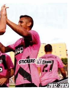Sticker Marchisio esulta con i compagni dopo il 2 a 1 di Siena - Juventus 2012-2013 n. 120 - Footprint