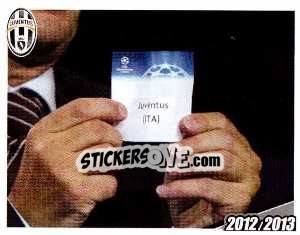 Sticker La Juventus viene estratta dall'urna di Montecarlo es assegnata al Gruppo E - Juventus 2012-2013 n. 133 - Footprint