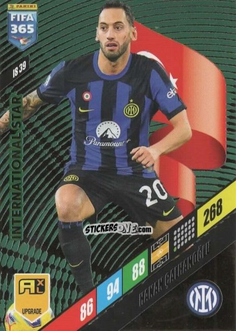 Cromo Hakan Çalhanoğlu - FIFA 365: 2023-2024. Adrenalyn XL
 n. IS39 - Panini