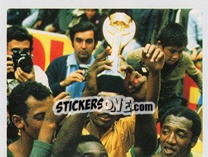 Sticker Pelé e a Jules Rimet - Brasil de Todas as Copas n. 68 - Panini