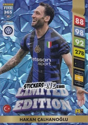 Sticker Hakan Çalhanoğlu - FIFA 365: 2024-2025. Adrenalyn XL
 n. LE64 - Panini