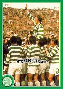 Cromo McNeill is hoisted on his team-mates' shoulders... - Celtic FC 1999-2000 - Panini