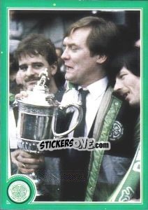 Sticker David Hy gets his hands on more silverware for his Hoops - Celtic FC 1999-2000 - Panini