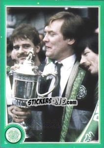 Sticker David Hy gets his hands on more silverware for his Hoops - Celtic FC 1999-2000 n. 117 - Panini