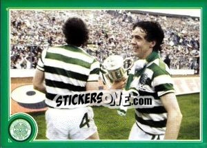 Sticker Frank Mcgarvey / Roy Aitken With The Scottish Cup At The Final - Celtic FC 1999-2000 - Panini