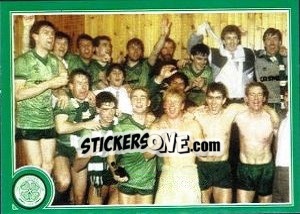 Sticker Celtic's squad can't contain their joy - Celtic FC 1999-2000 - Panini