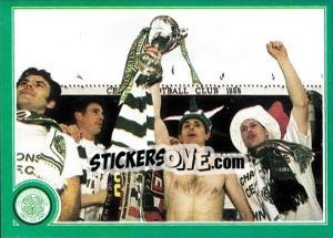 Cromo Celtic squad shows the Championship Cup to the crowd - Celtic FC 1999-2000 - Panini