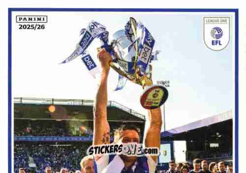 Figurina League One Playoff Trophy - EFL 2025-2026
 n. 9 - Panini