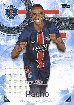 Sticker Willian Pacho - Exhibition Paris Saint-Germain 2024-2025
 n. 4 - Topps