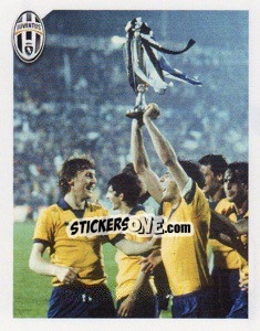 Sticker Capitan Scirea alza la Coppa - Juventus 2011-2012 - Footprint